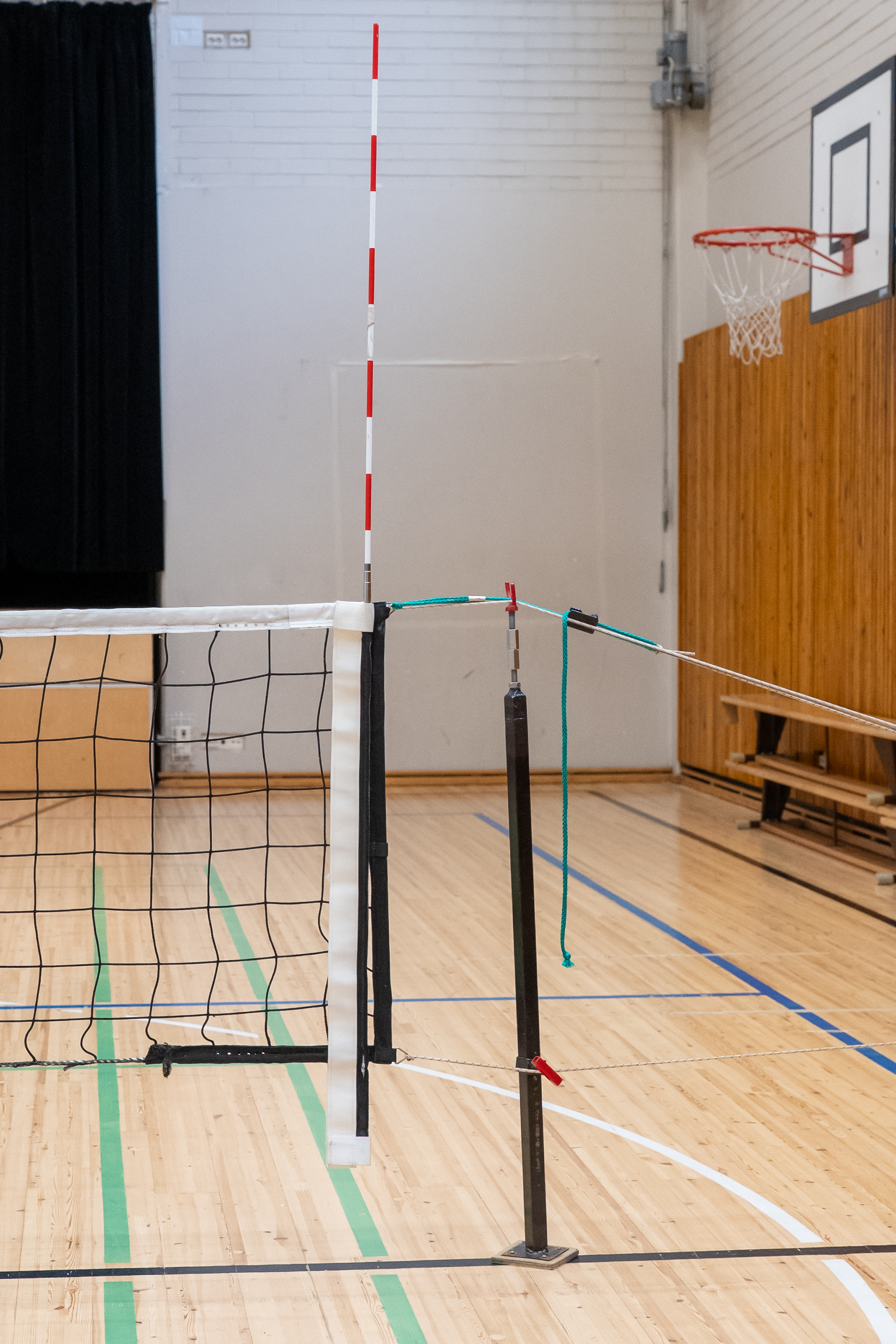 Kuvassa istumalentopalloverkon pystytolppa